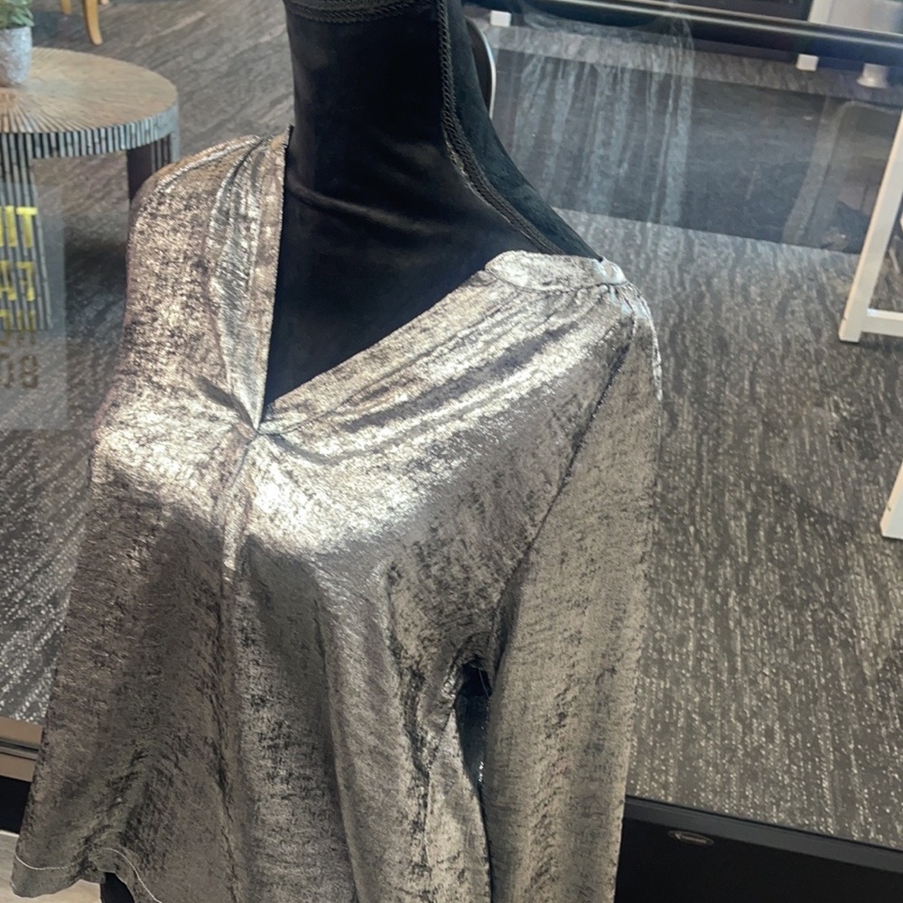 NWT 🌼🌺🌸💐🌼Old Navy Shiny silver top